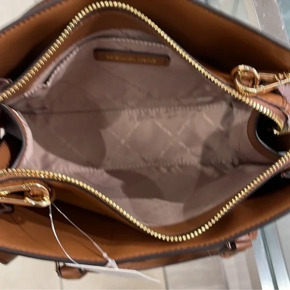 Michael Kors Small Sheila Satchel Crossbody
Bag Brown
NWT - Picture 10 of 16